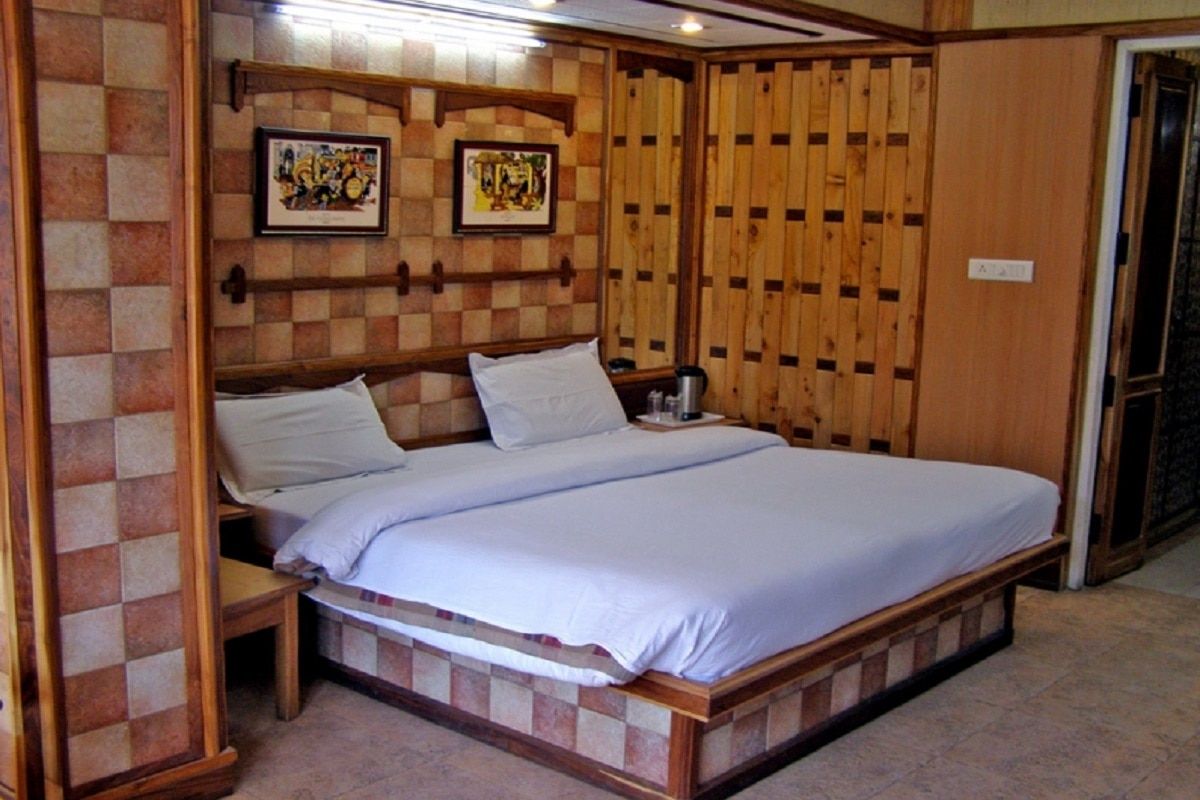 Hotel Channi Raja - Mall Road Deluxe Room (Non-Lake Facing) 4