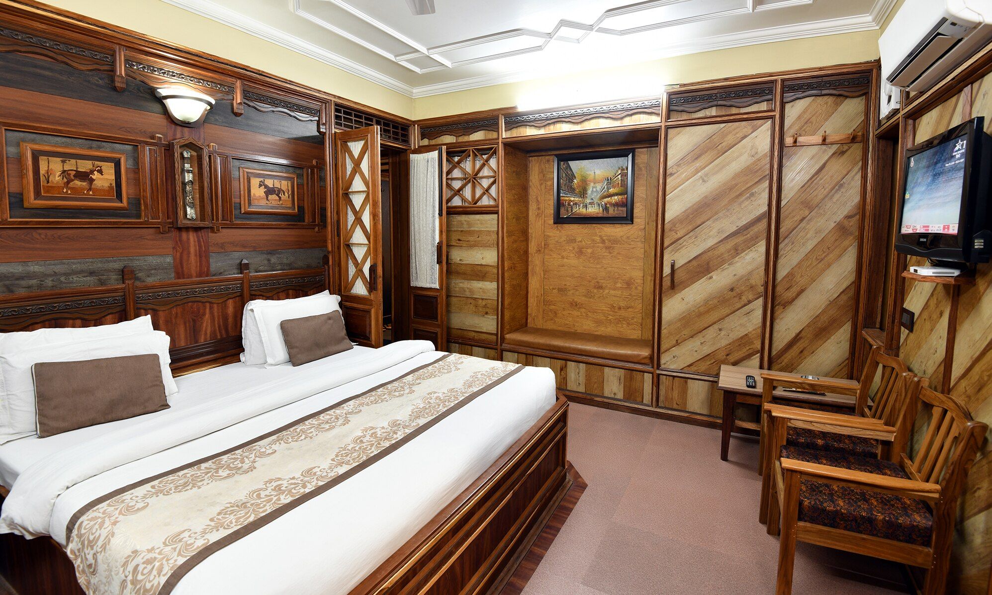 Hotel Channi Raja - Mall Road Deluxe Room (Non-Lake Facing) 2