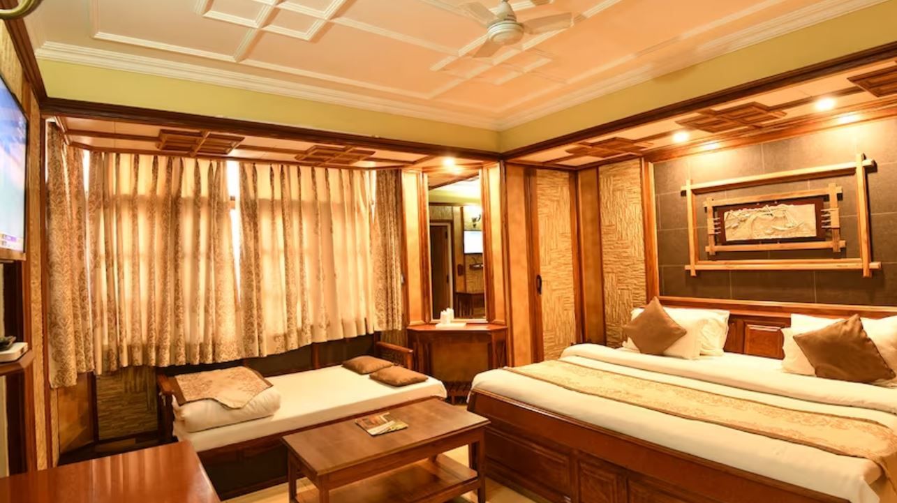 Hotel Channi Raja - Mall Road Super Deluxe Room (Non-Lake Facing) 3