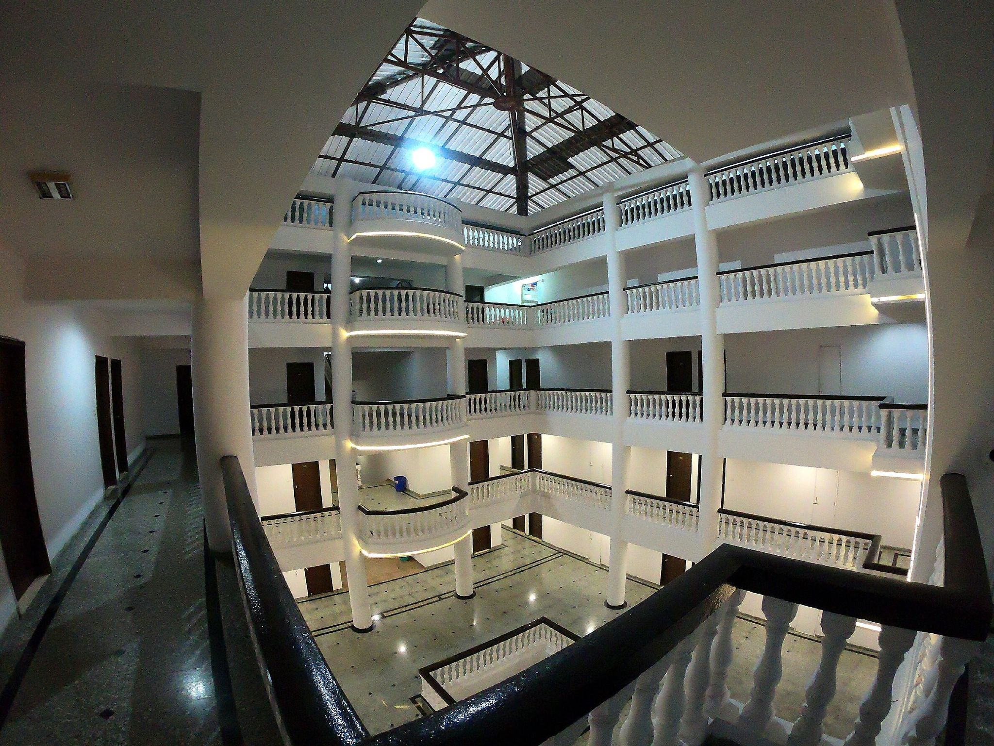 undefined Hotel White House Inn 4