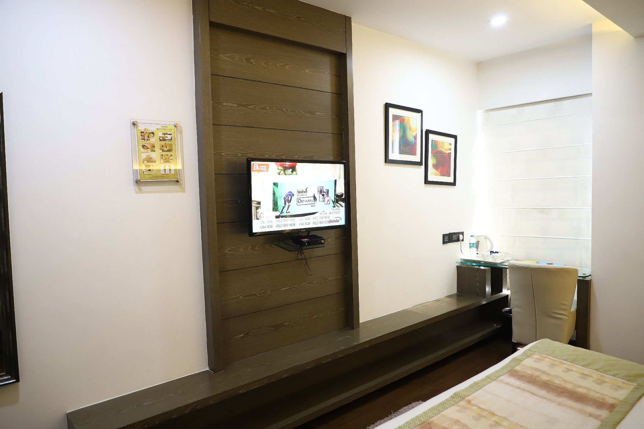 HOTEL TURQUOISE (The Revolving Restaurant) Superior Room with Work Desk 4