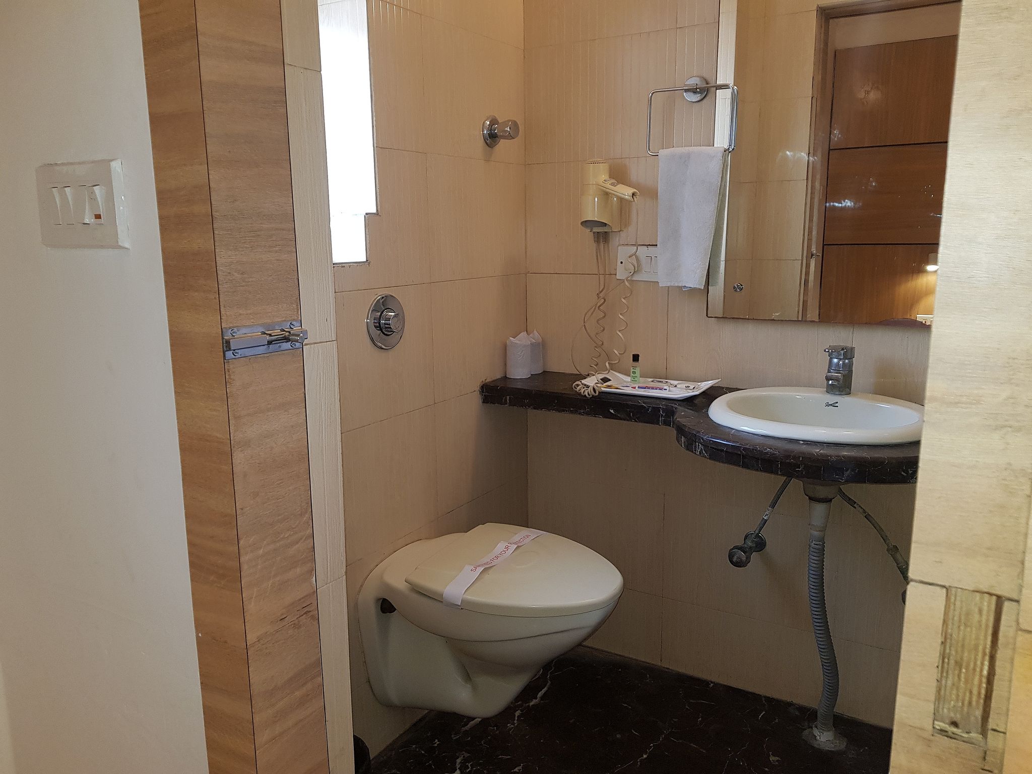 Roland Hotel, Kolkata Deluxe Room 5