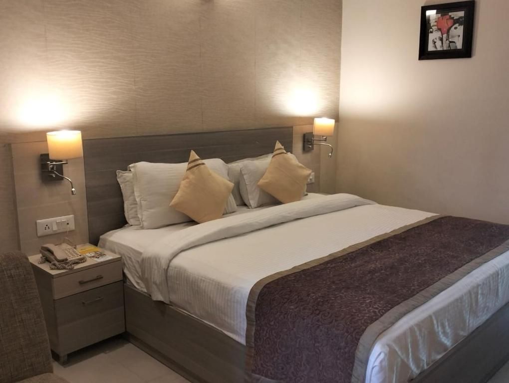 1 King Bed, Suite, Smoking