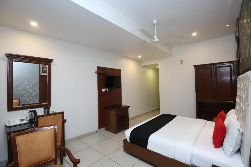 Hotel Shagun Zirakpur Deluxe Twin Bed Or King Bed Room 3