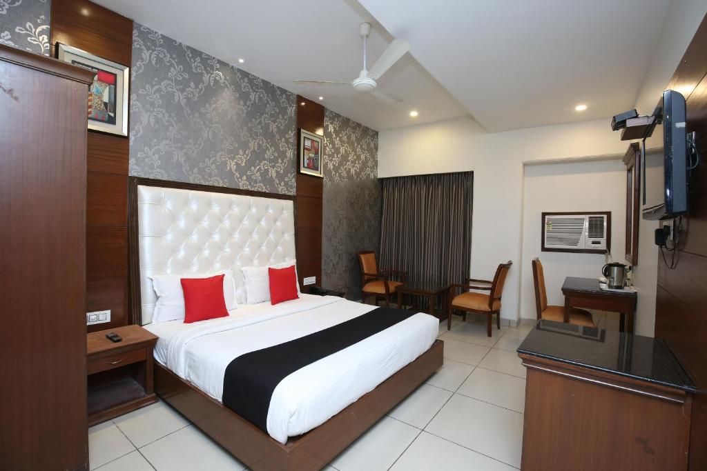 Hotel Shagun Zirakpur Deluxe Twin Bed Or King Bed Room 2