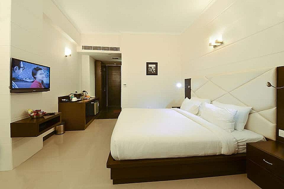 Hotel Crimson Palace Deluxe Room 5