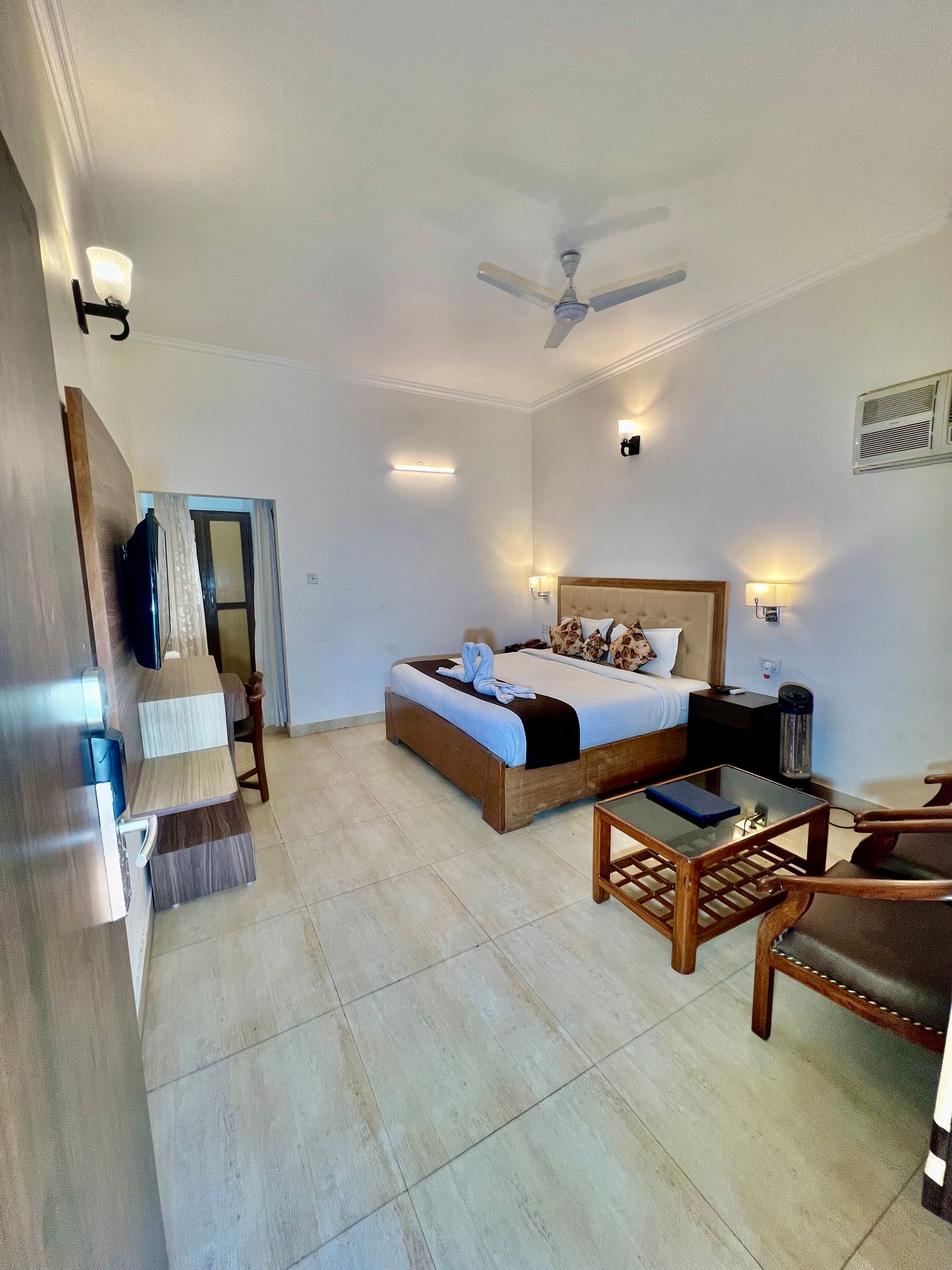 Sea Hawk-Luxury Hill Resort (4 mins drive from Bhimtal Lake) Deluxe Pine Nature View With Common Balcony 7