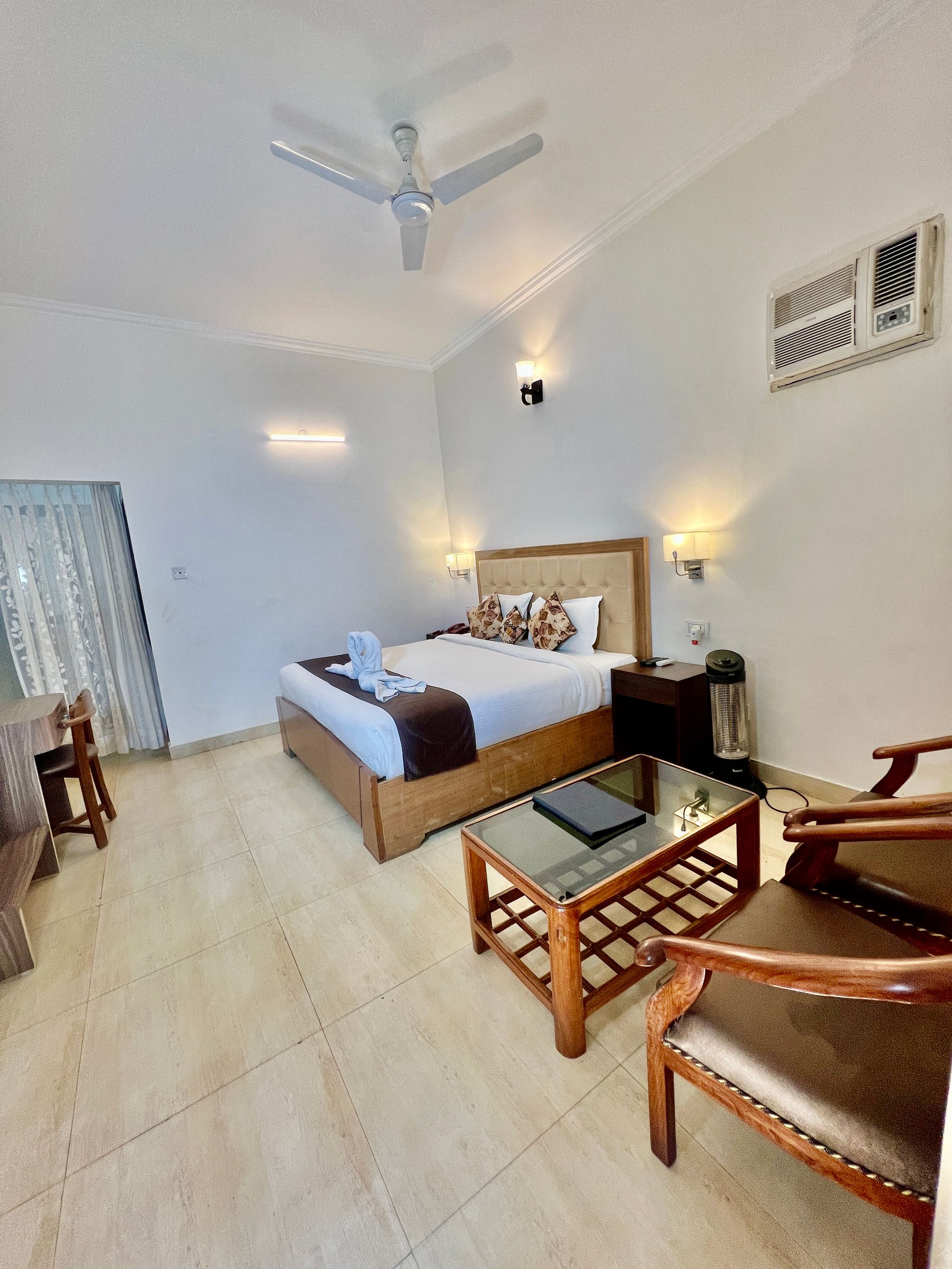 Sea Hawk-Luxury Hill Resort (4 mins drive from Bhimtal Lake) Deluxe Pine Nature View With Common Balcony 4