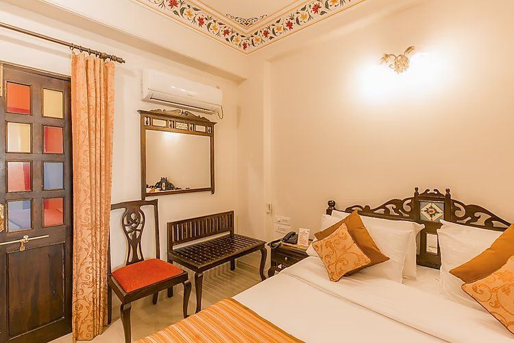 Umaid Residency - A Regal Heritage Home Deluxe Room 6