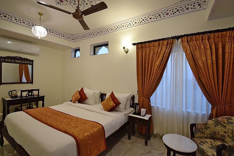 Umaid Residency - A Regal Heritage Home Deluxe Room 4