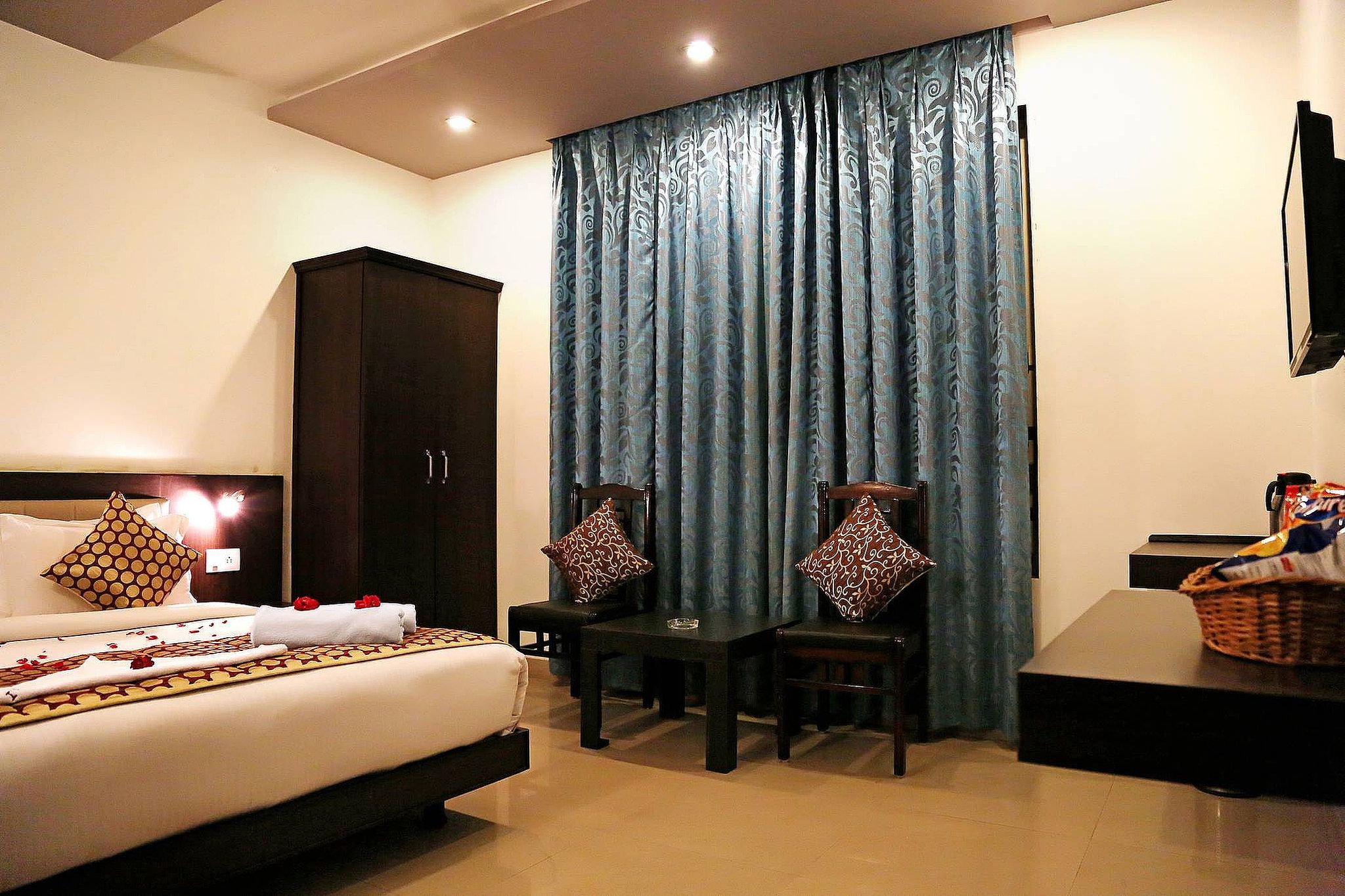 Narayans Leela Inn Deluxe Double Non-Ac Rooms 4