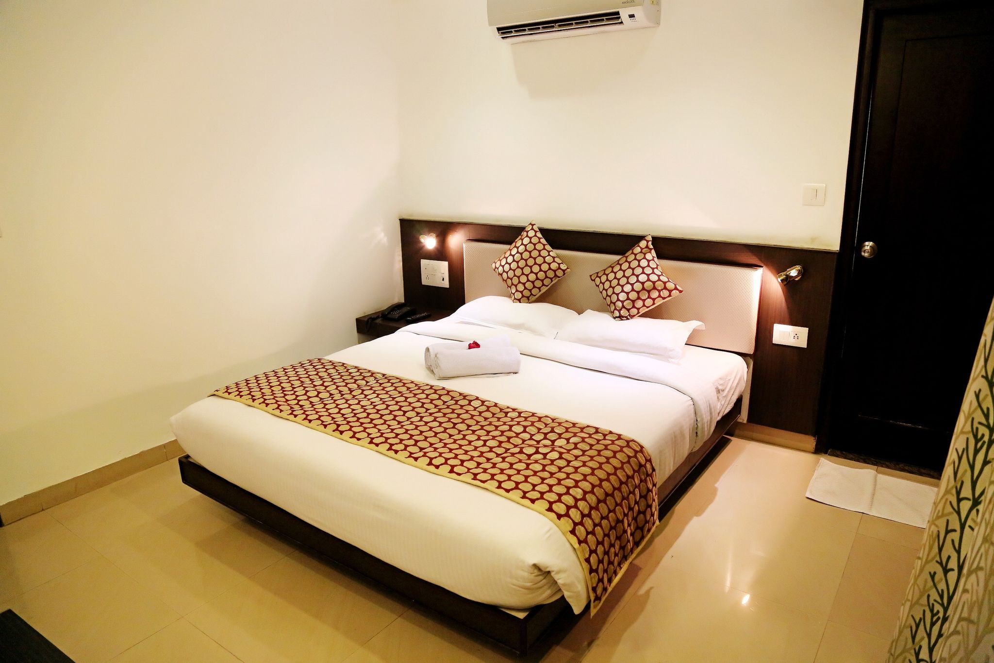 Suite - Partial lake view