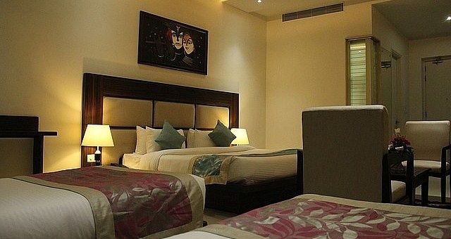 Bhawna Clarks Inn Hotel Superior Room with Queen Bed 2