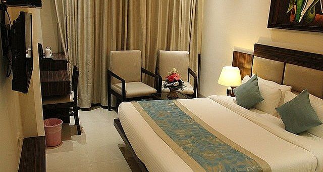 Bhawna Clarks Inn Hotel Superior Room with Queen Bed 3