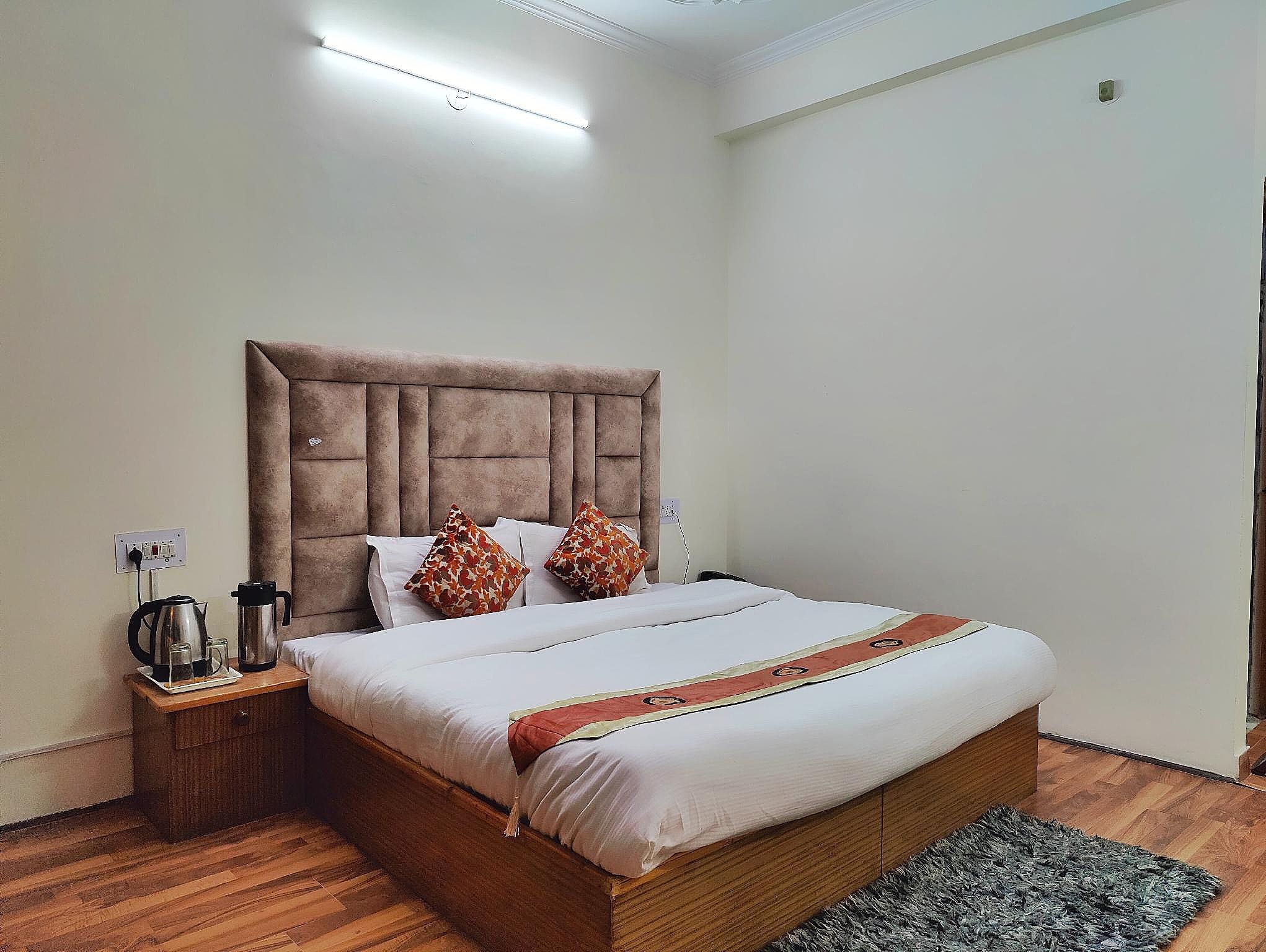 Celebriti By London Vista Hotels Deluxe Room Mountain View 3