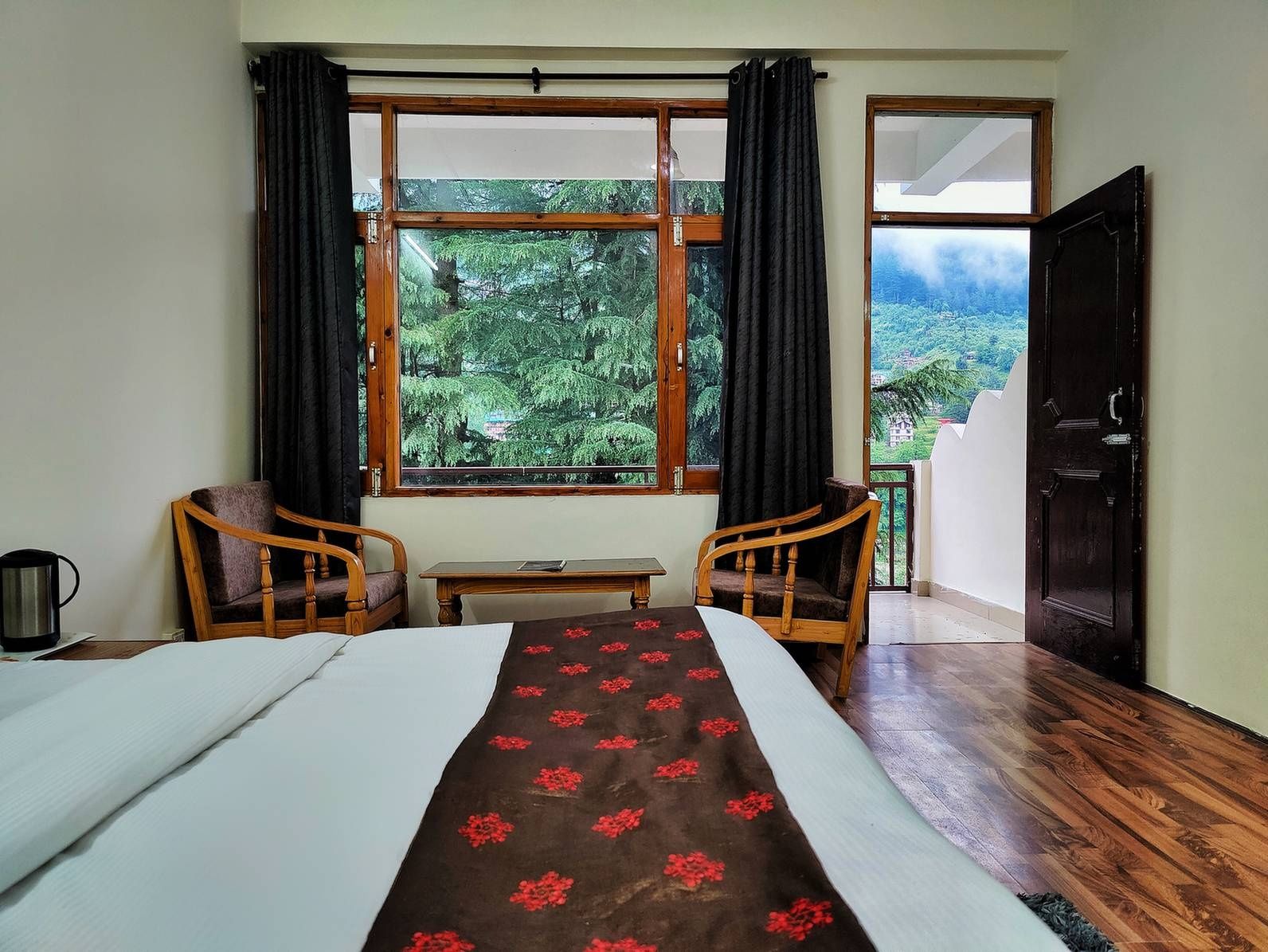 Celebriti By London Vista Hotels Deluxe Room Mountain View 7