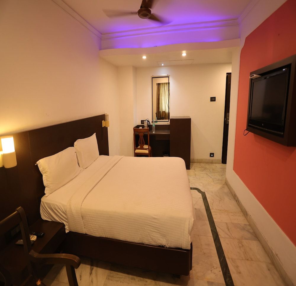 undefined DFRONT Golden Palace 4