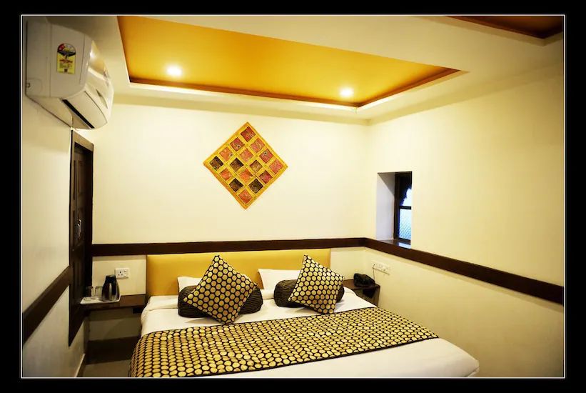 Station Facing Room with Landmark View