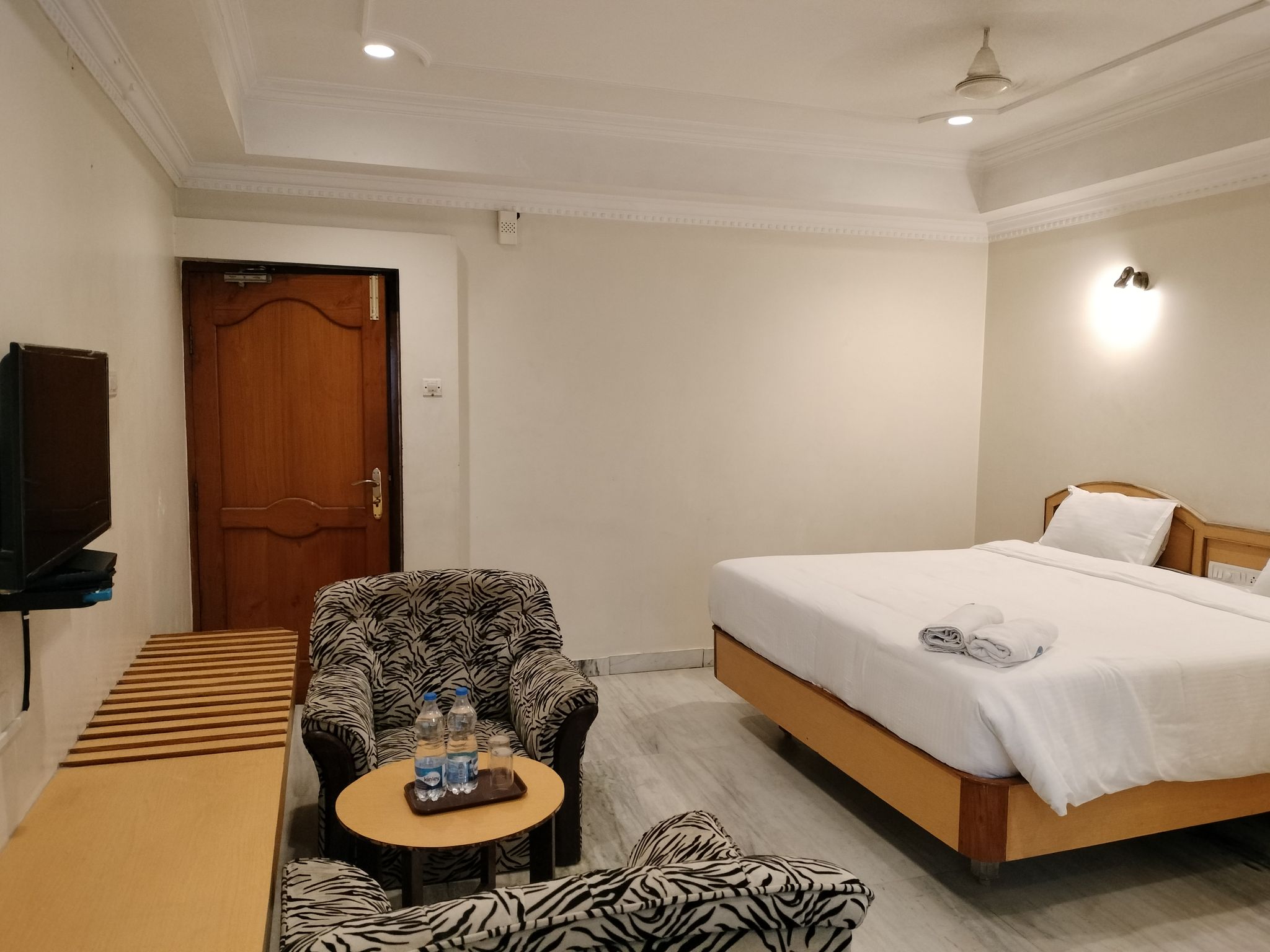 DELUXE AC ROOM