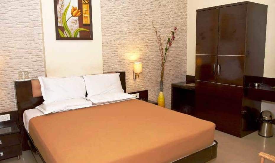 Hotel Vaishnavi Deluxe AC Room 5