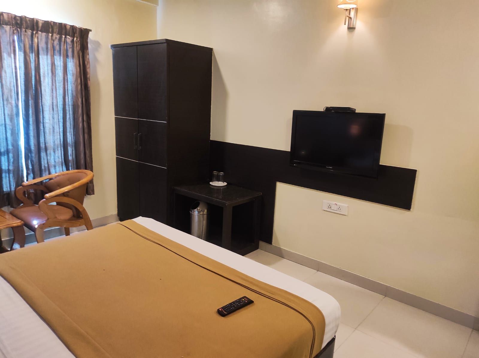 Hotel Vaishnavi Deluxe AC Room 10