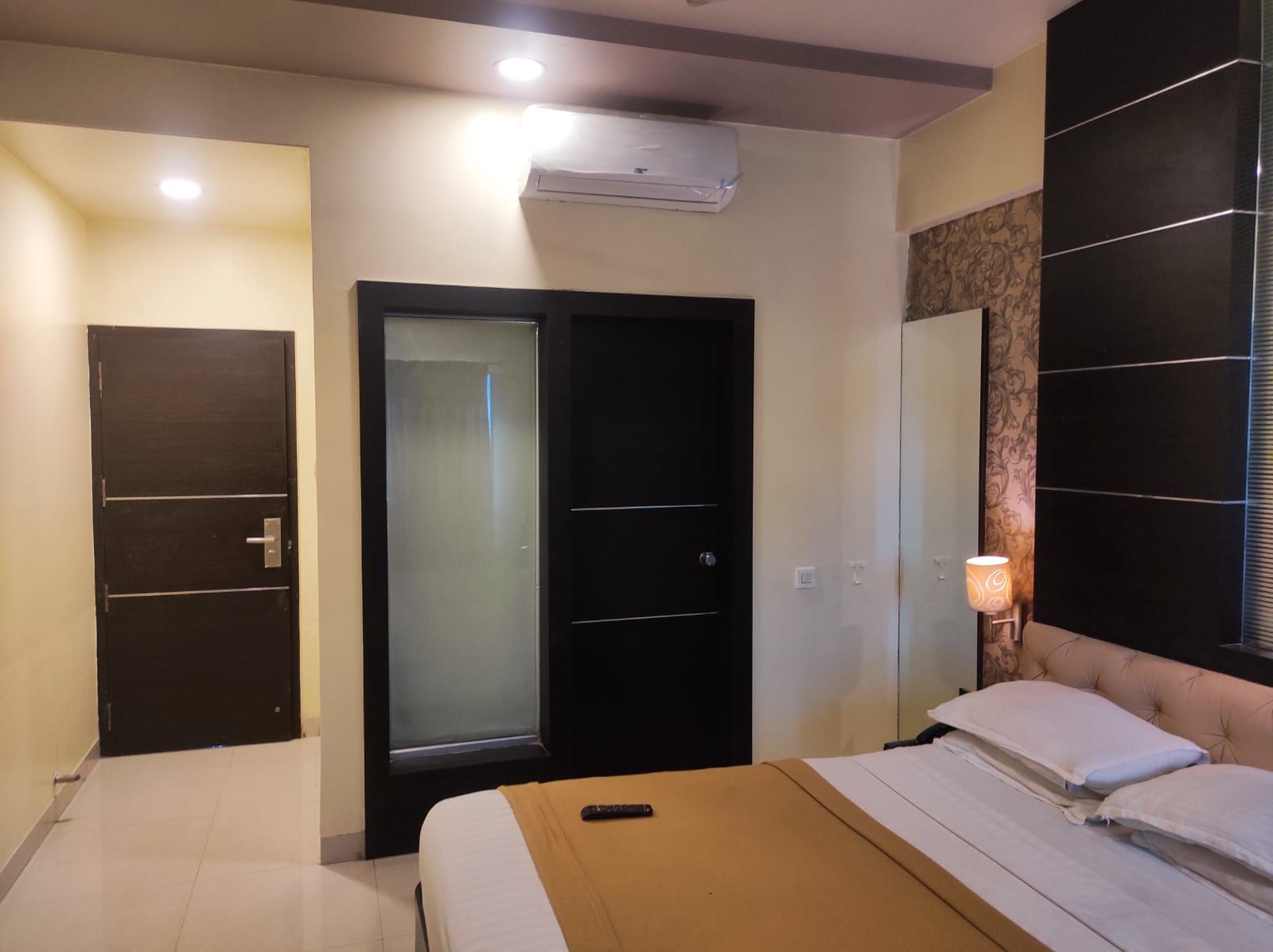 Hotel Vaishnavi Deluxe AC Room 4