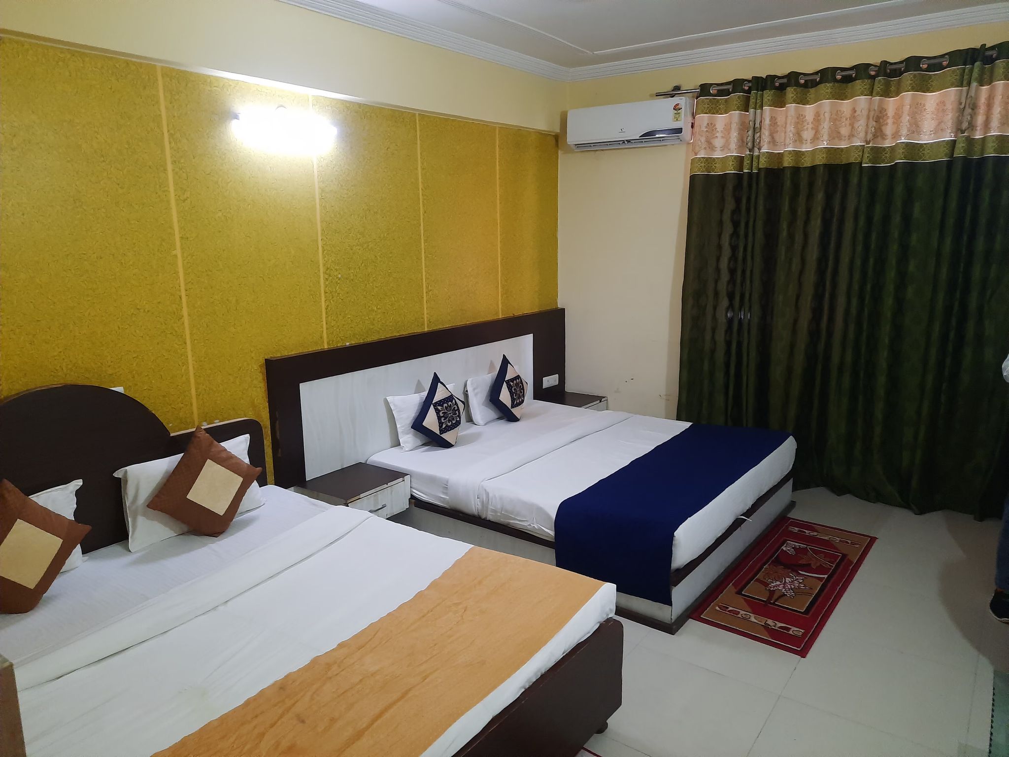 Hotel Krishna International Deluxe Room 3