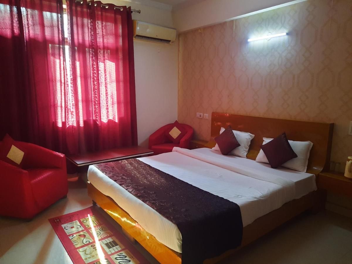 Hotel Krishna International Deluxe Room 4