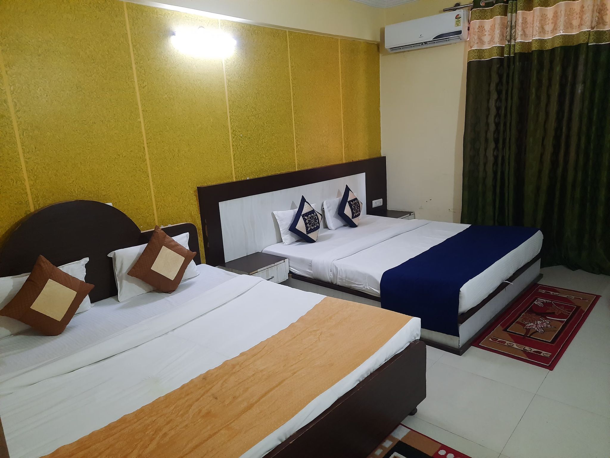 Hotel Krishna International Deluxe Room 2