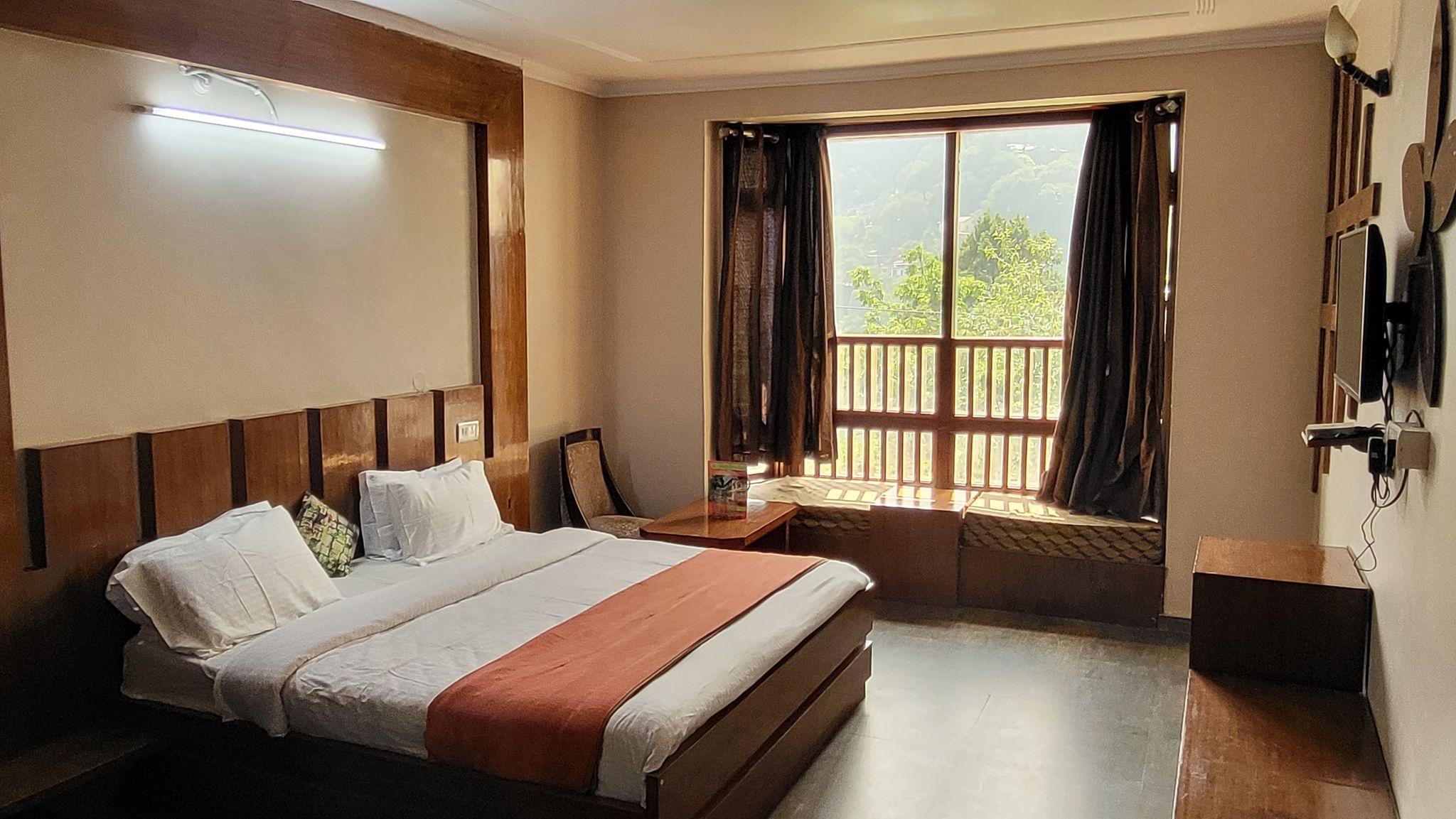 Deluxe Non Lake View