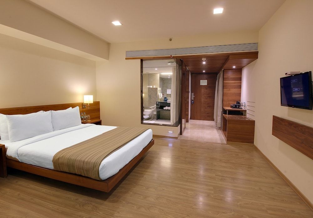 Temple Tree Hotel Shirdi Deluxe Room - Complimentary Pick Up Drop At Saibaba Temple 5
