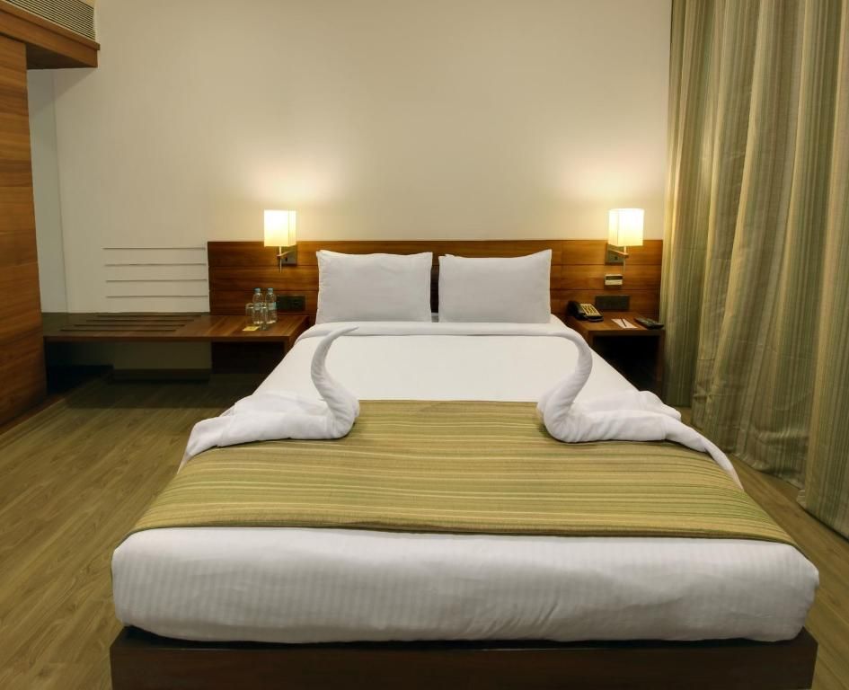 Temple Tree Hotel Shirdi Deluxe Room - Complimentary Pick Up Drop At Saibaba Temple 8