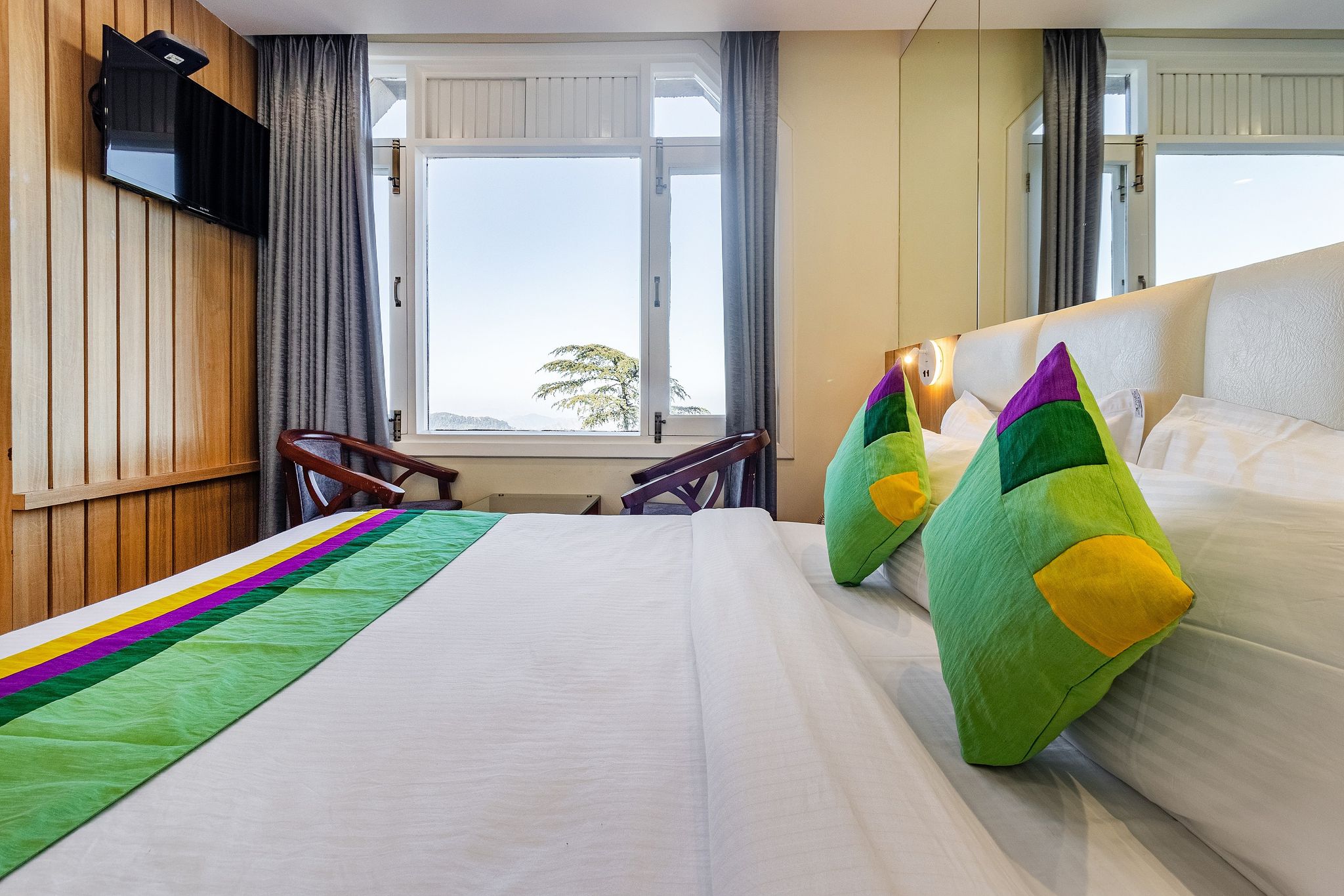 Treebo Varuna With Mountain View, Mall Road Deluxe Room with Centralized Heating 2