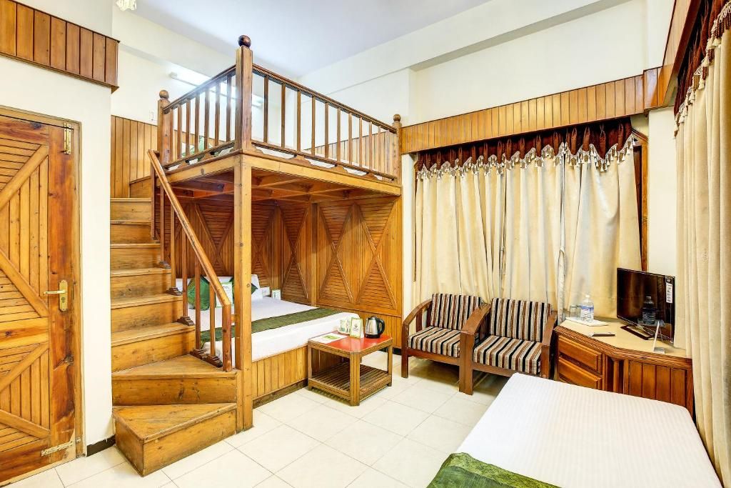 Treebo Varuna With Mountain View, Mall Road Deluxe Room with Centralized Heating 8