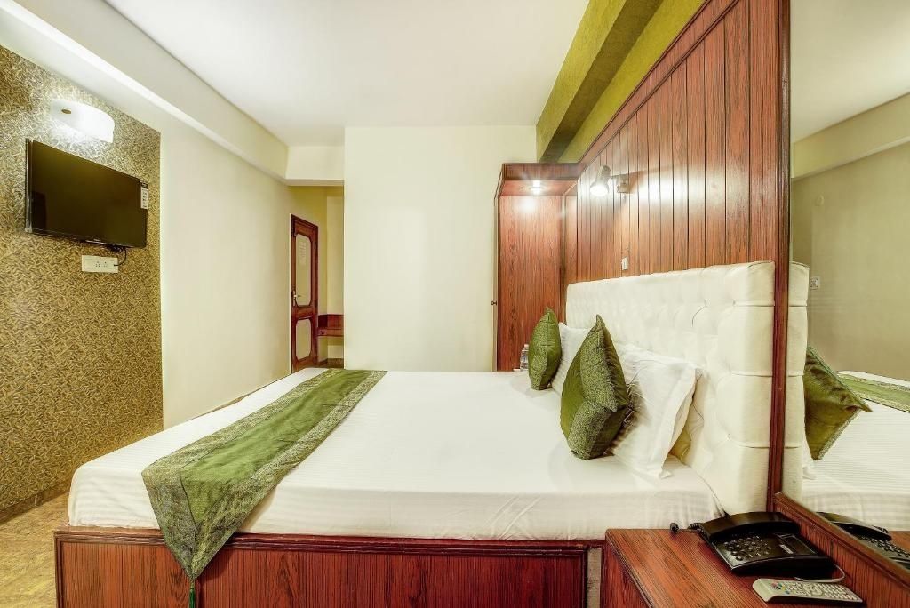 Treebo Varuna With Mountain View Standard Double Room With Mountain View 6