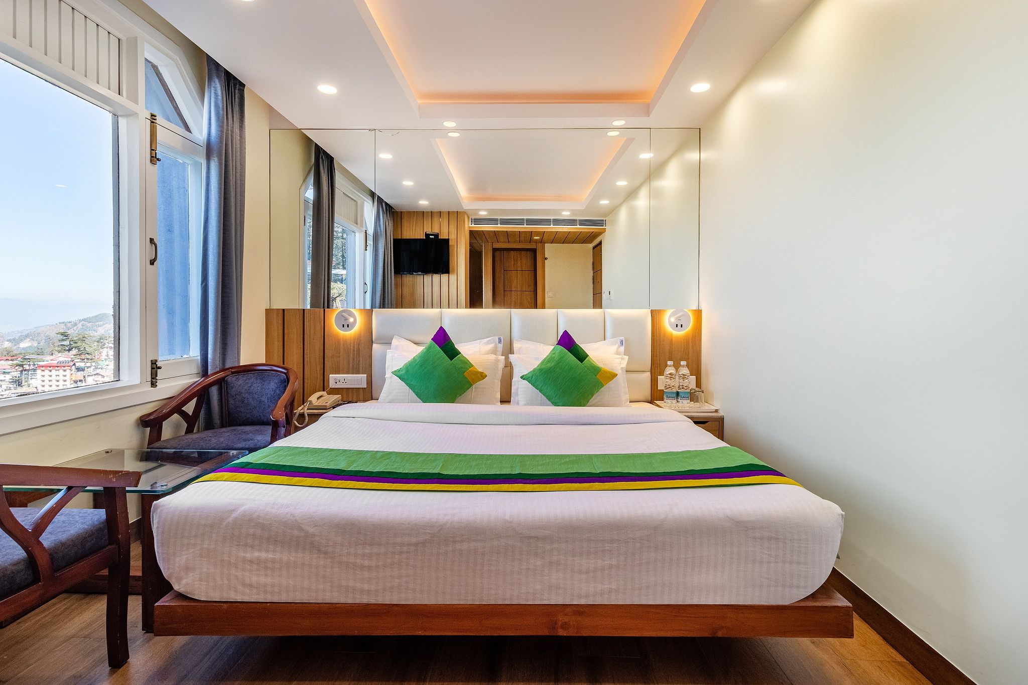 Treebo Varuna With Mountain View, Mall Road Deluxe Room with Centralized Heating 3