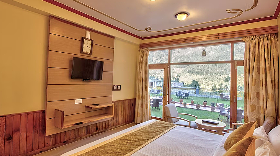 Snow Peak Retreat & Cottages Deluxe Double Room(Without Balcony)