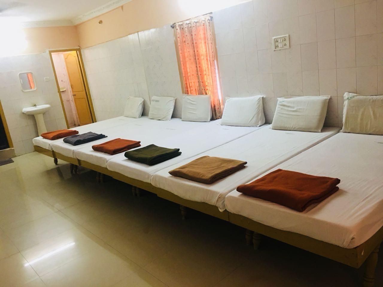 6 Bed Community Room