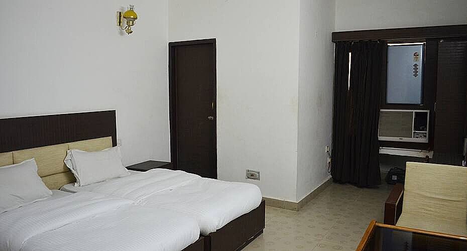 Hotel Raj Semi Deluxe Room
