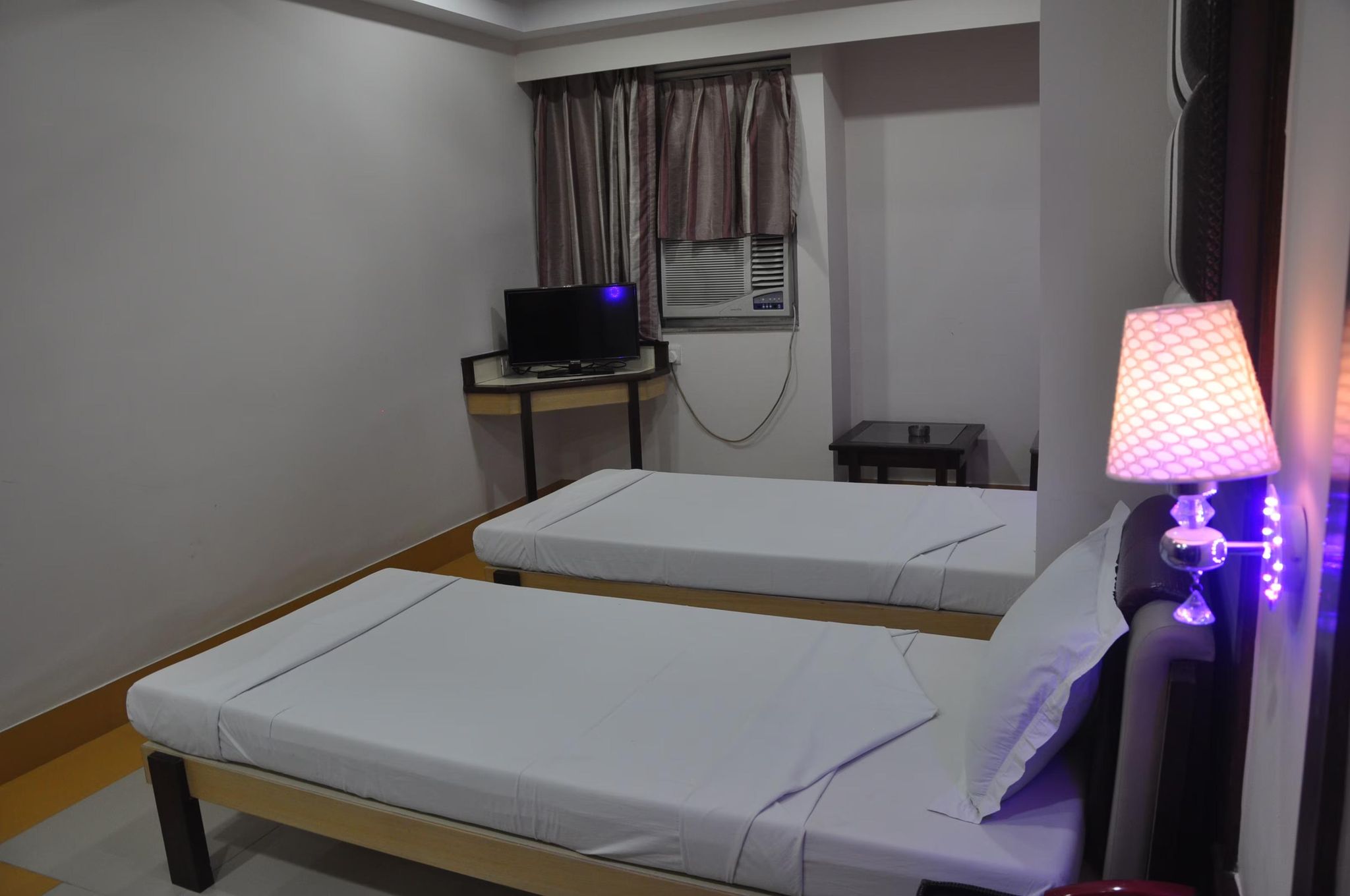 Hotel Heeralal Deluxe rooms 3