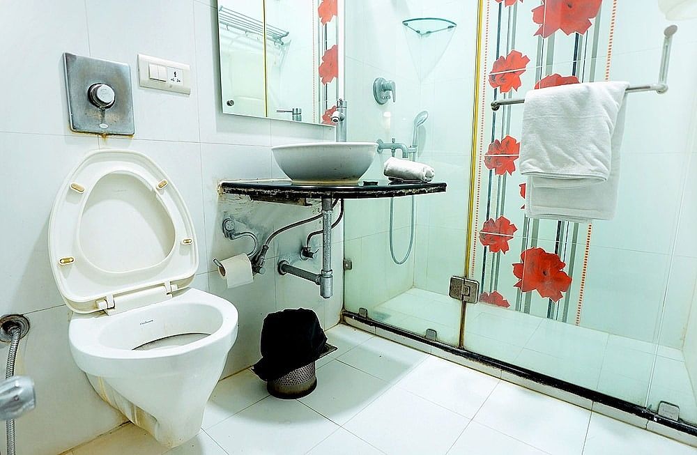 Hotel Oscar Deluxe Room 8