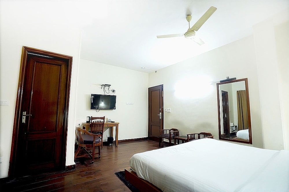 Hotel Oscar Deluxe Room 5