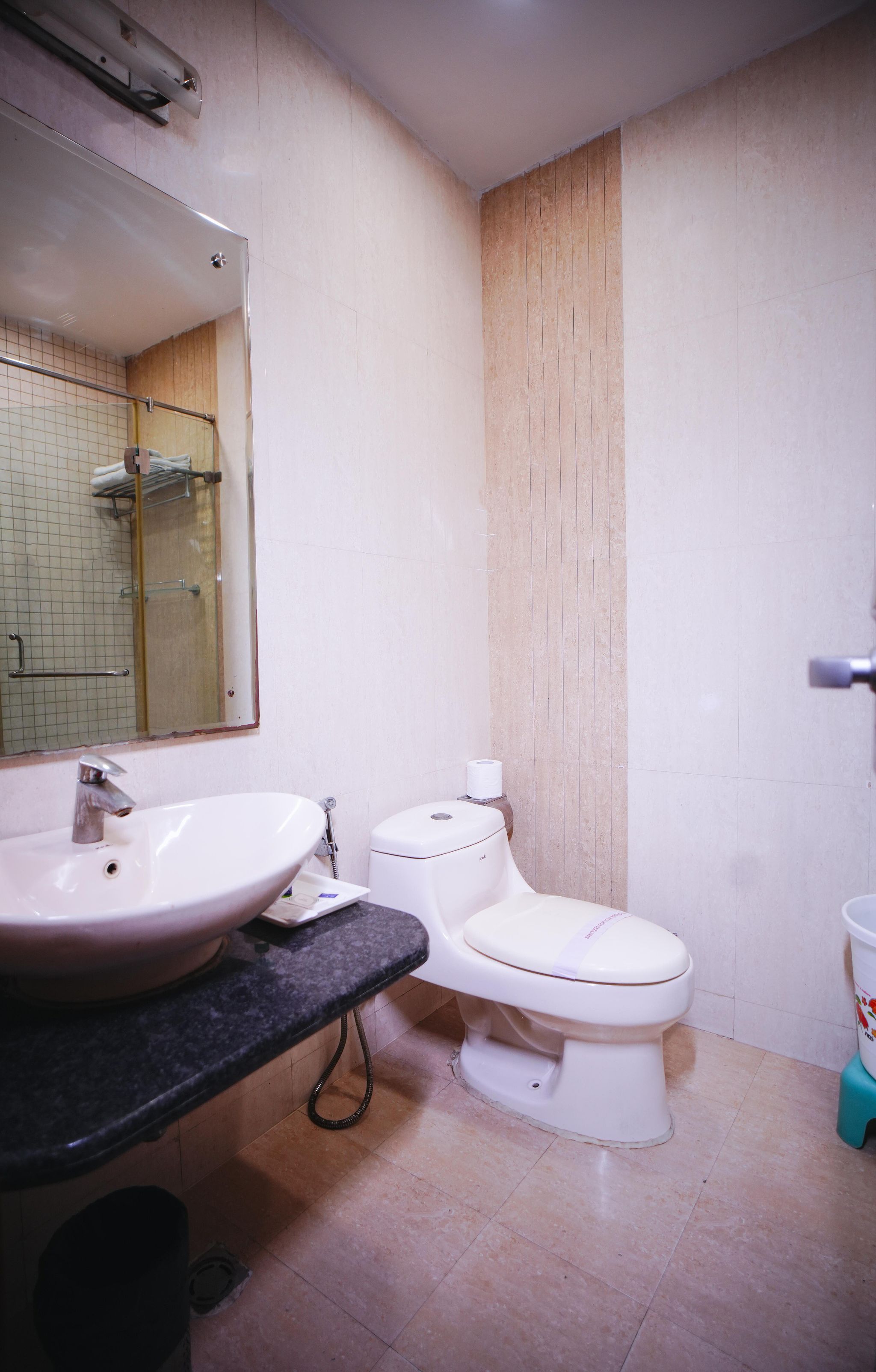 Haris Court Lajpat Nagar Deluxe Double Room 4
