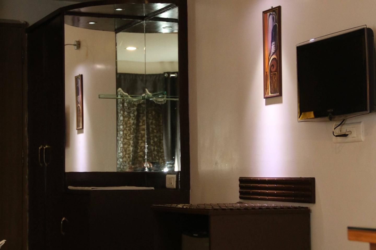 Hotel Venkatesh International Super Deluxe Room 4