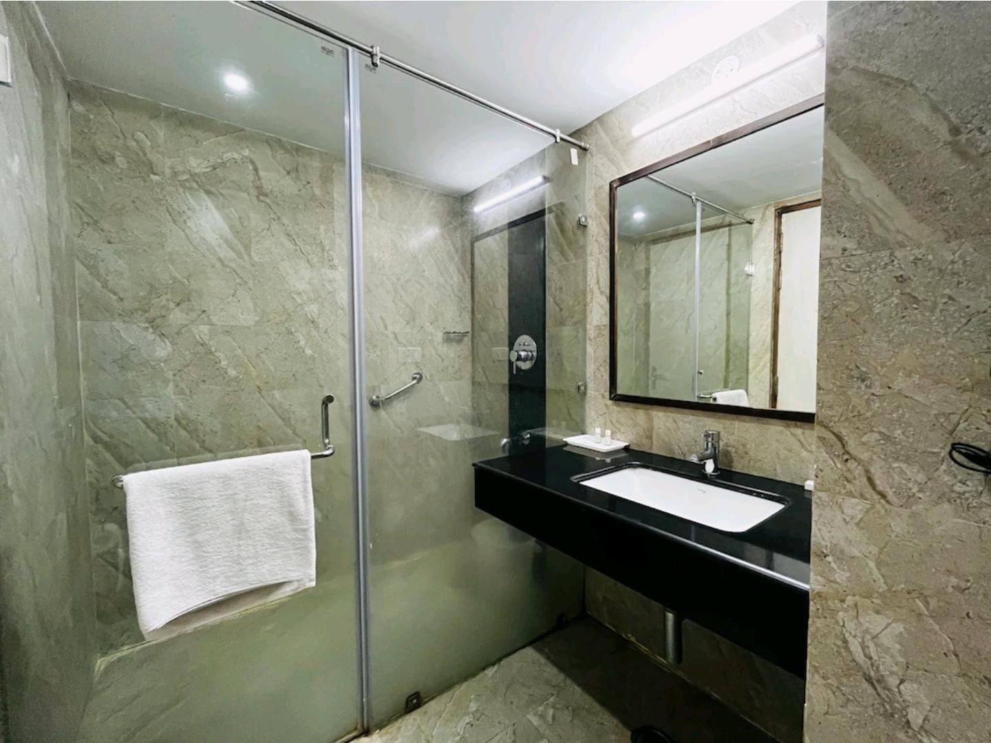 Hotel Myriad Deluxe Room Twin Bed 5