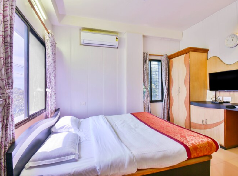 DELUXE AC ROOM