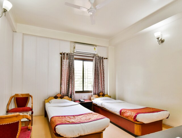 DELUXE AC ROOM