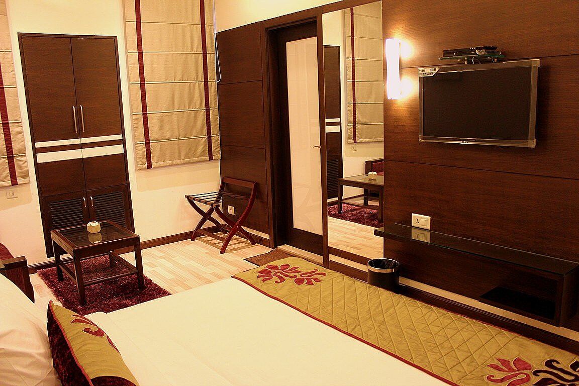 Hotel Amrapali Grand Deluxe Room 10