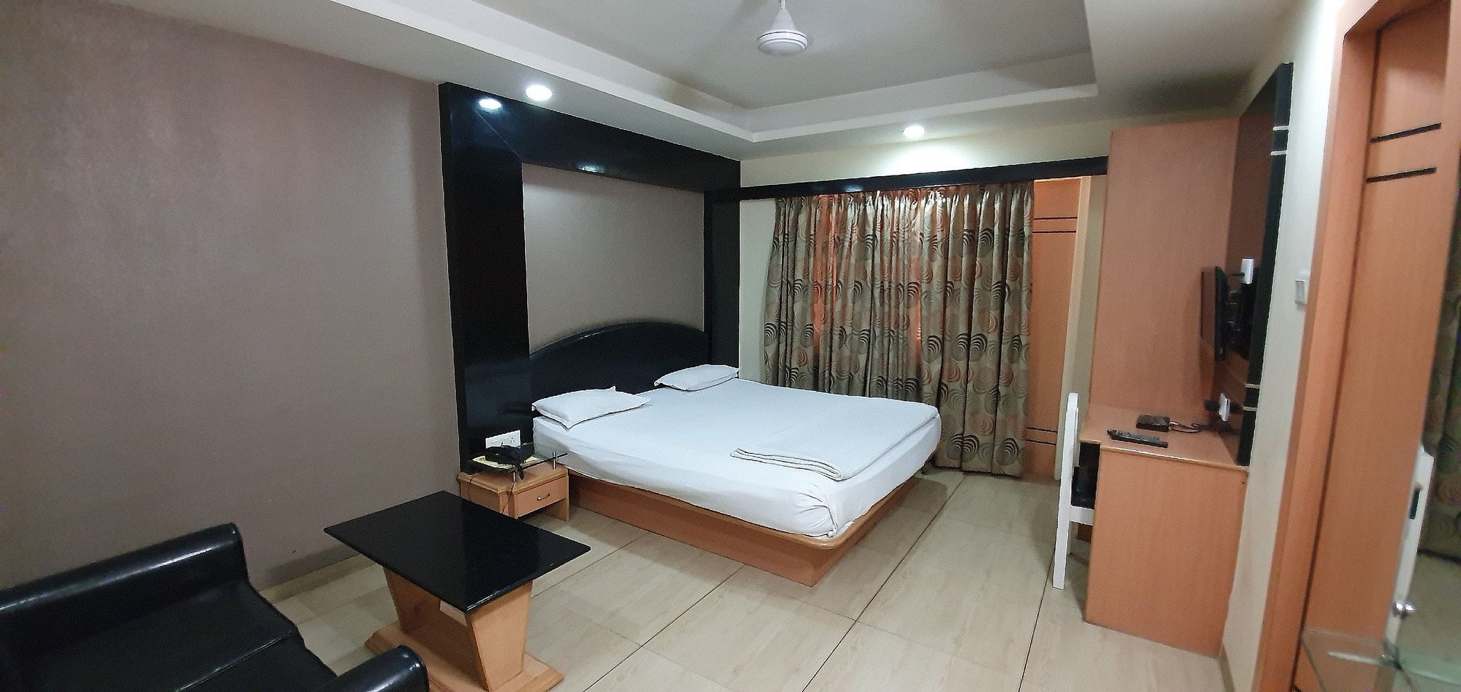 Hotel Ambassador Deluxe Non AC Room 4