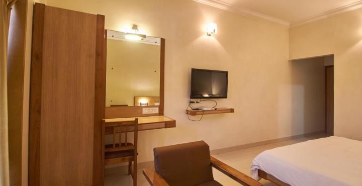 The Lotus Hotel Super Deluxe AC Room 5